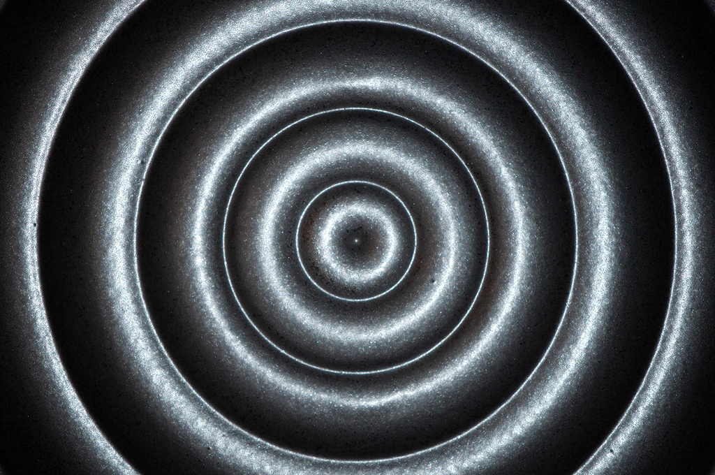 Svart keramikfat relief 40 cm diameter närbild