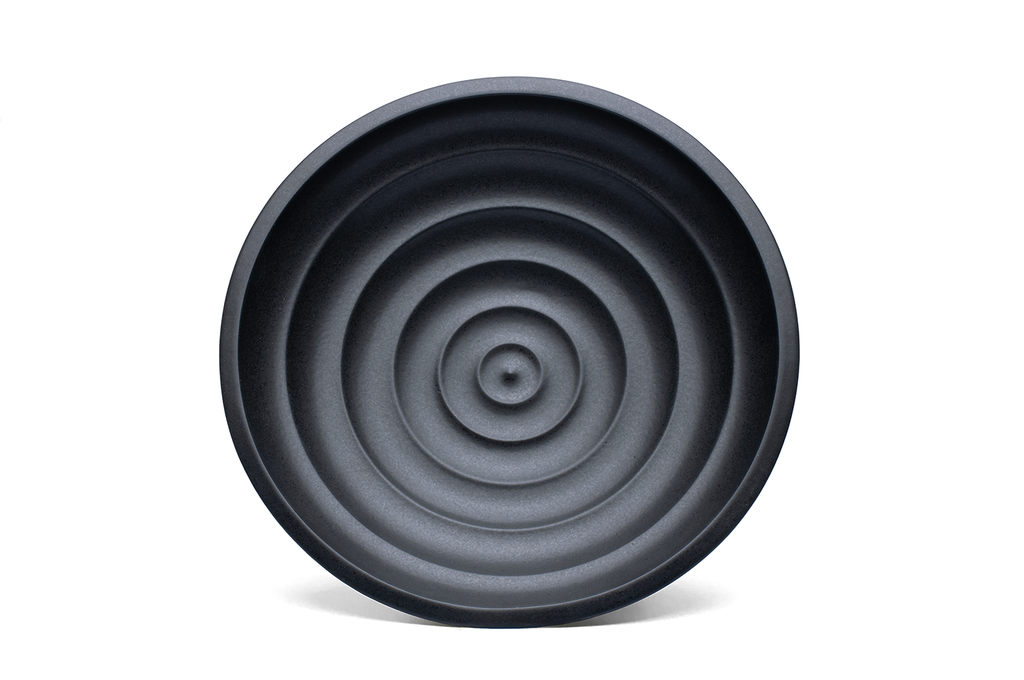 Svart keramikfat relief 40 cm diameter stående