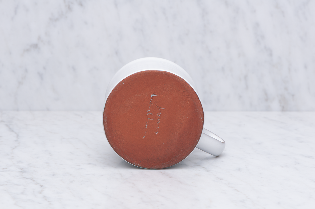 Vit drejad keramikugg med handtag 3 dl undersida