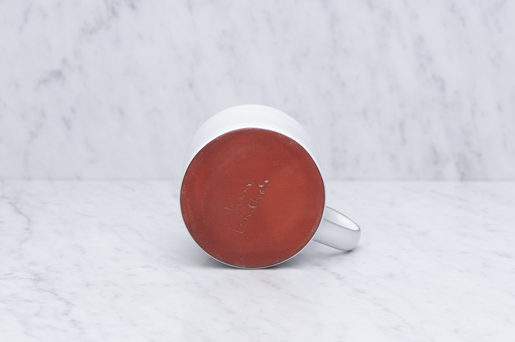 Vit drejad keramikmugg med handtag 2 dl undersida