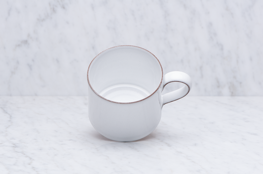 Vit drejad keramikmugg med handtag 2 dl insida