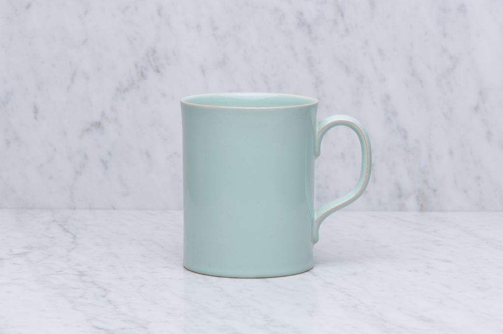 Ljusgrön temugg i keramik från sidan, 5 dl