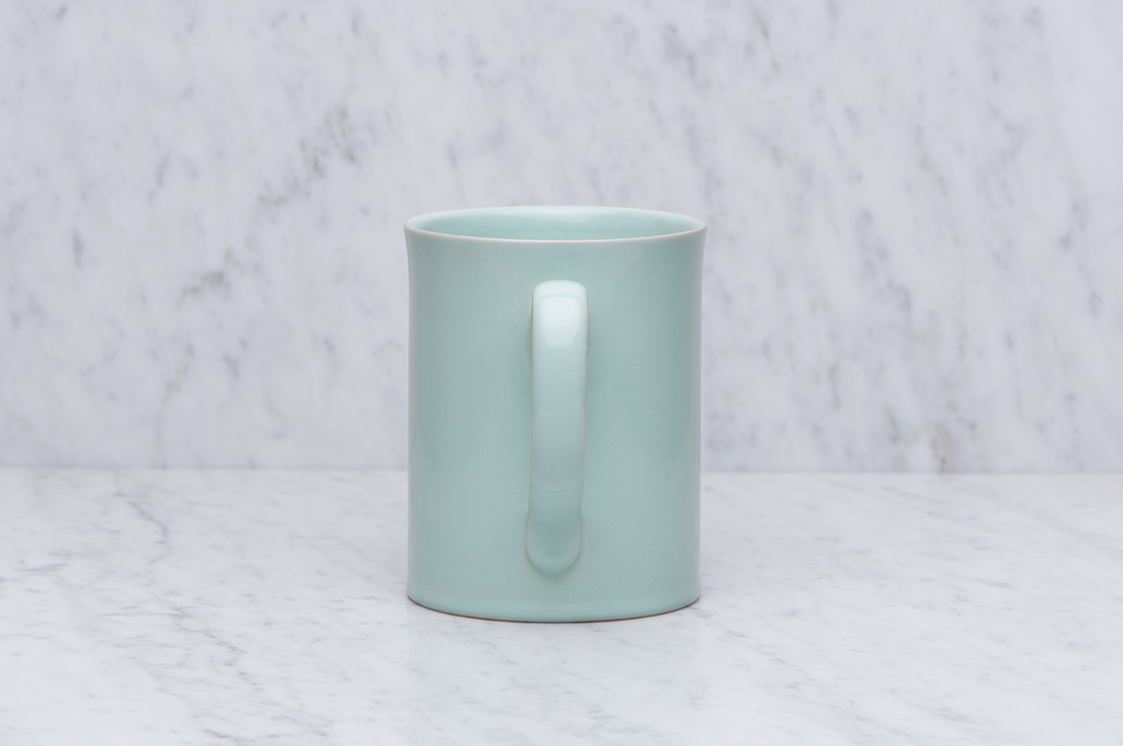 Ljusgrön temugg i keramik med handtaget framifrån, 5 dl