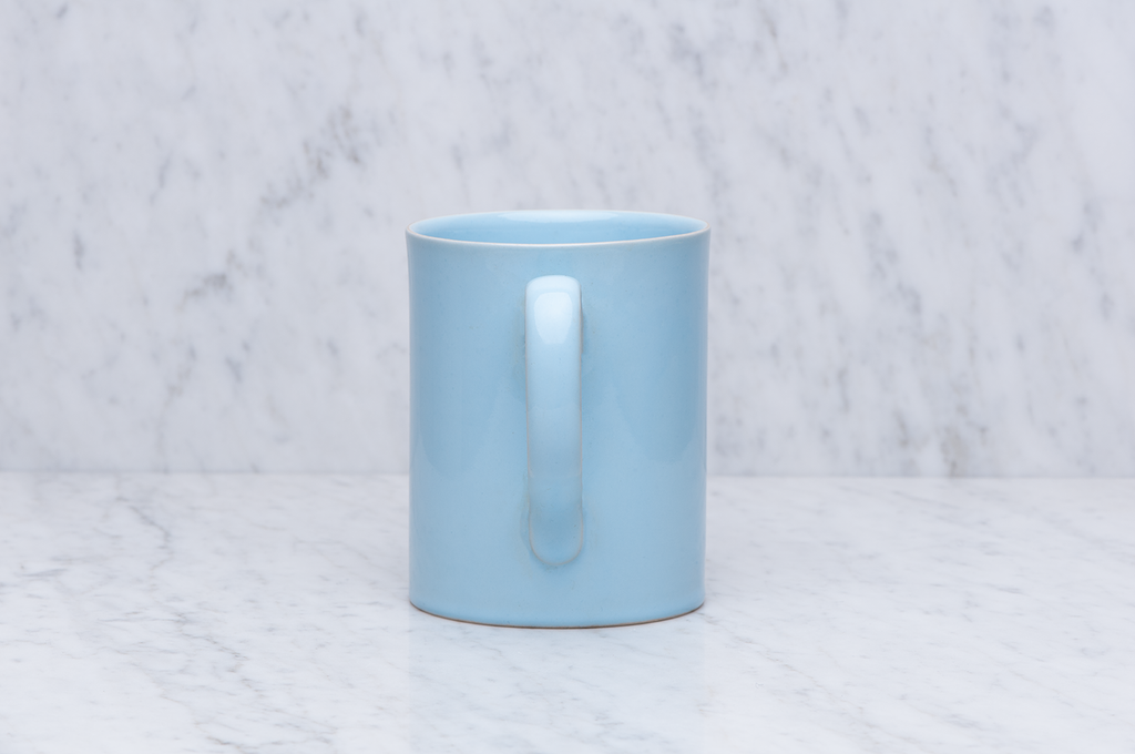 Ljusblå temugg i keramik med handtaget framifrån, 5 dl