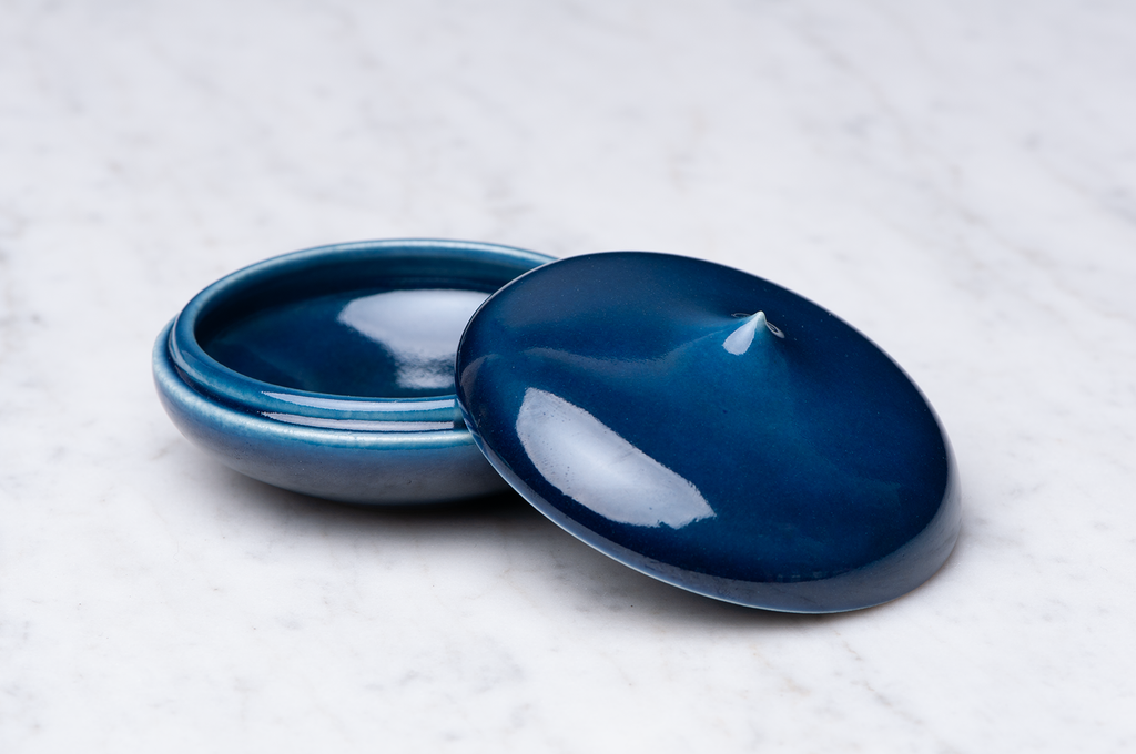 Toppig mörkblå blank keramikask med locket på sidan