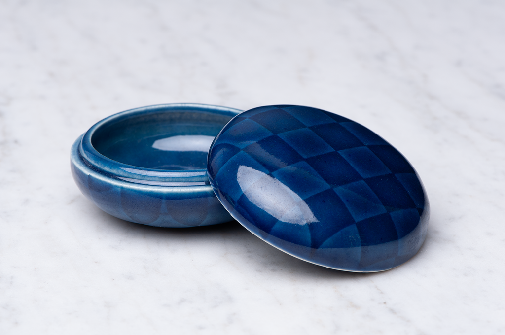 Mörkblårutig keramikask med lockat på sidan