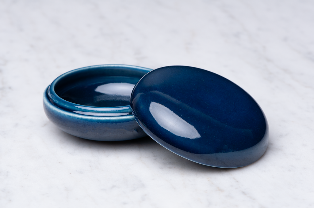 Slät mörkblå blank keramikask med locket på sidan