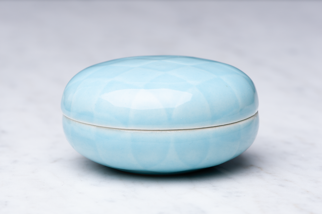 Ljusblårutig keramikask