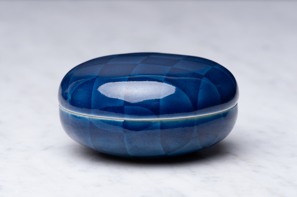 Mörkblårutig keramikask