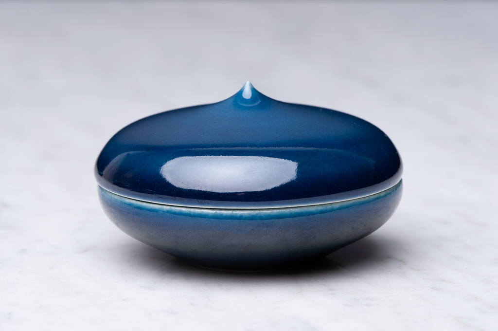Toppig mörkblå blank keramikask