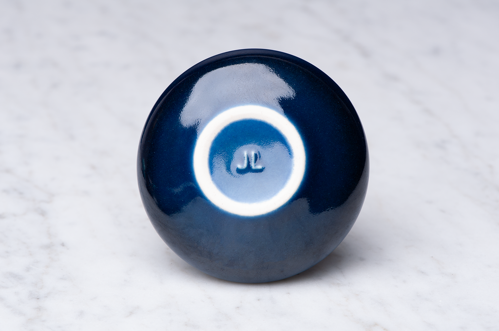 Slät mörkblå blank keramikask underifrån