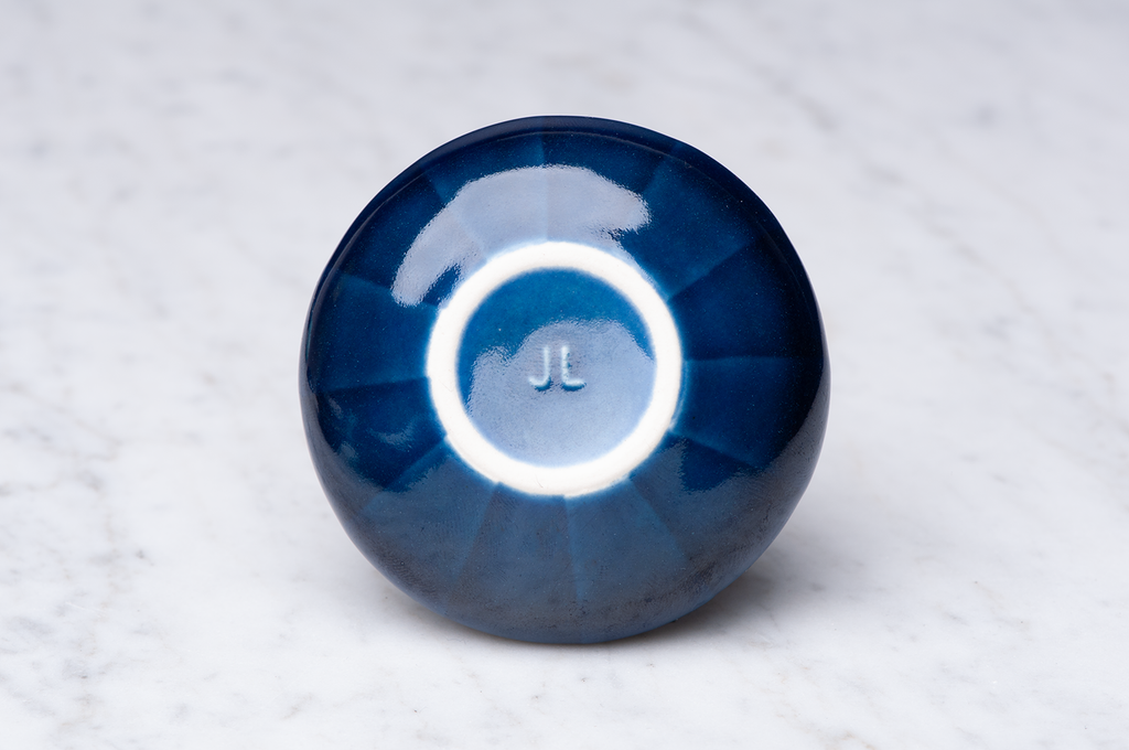 Mörkblårandig keramikask underifrån