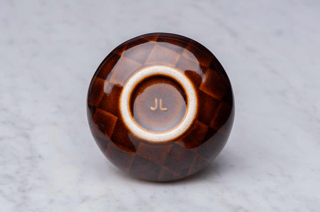 Mörkbrunrutig keramikask underifrån