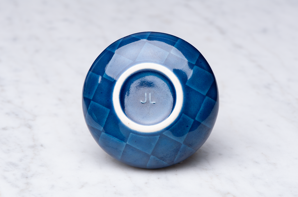 Mörkblårutig keramikask underifrån