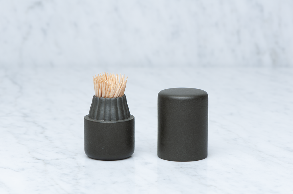 Mörkbrun cylinderformad tandpetarburk i keramik med locket av