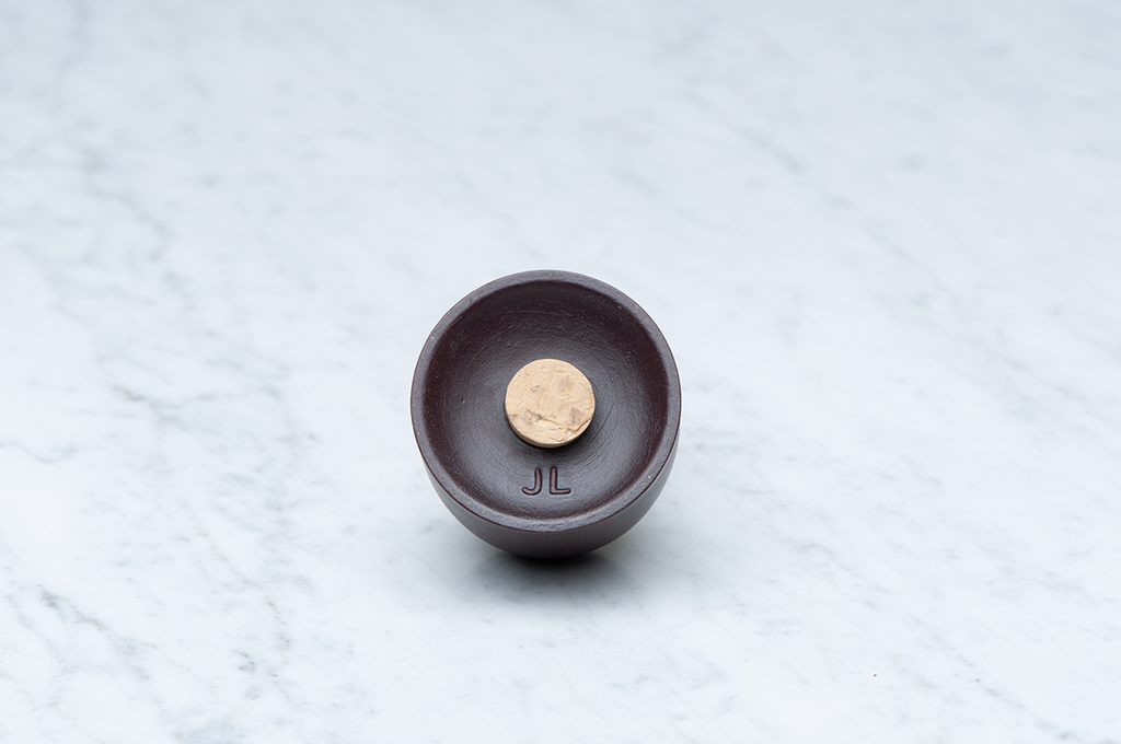 Mörkbrun saltkar i keramik undersida