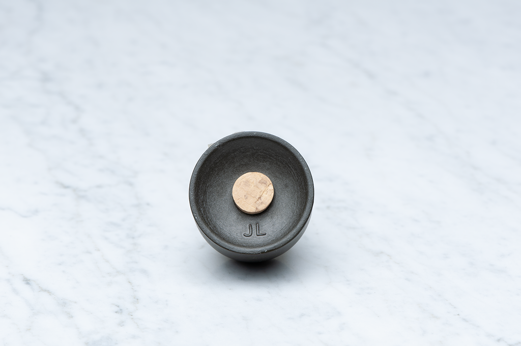 Mörkgrönt saltkar i keramik undersida