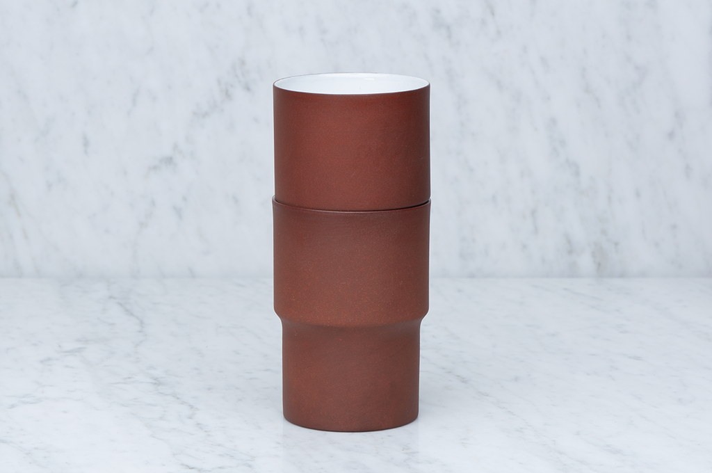 Stapelbara bruna keramikmuggar 3 dl staplade i varandra