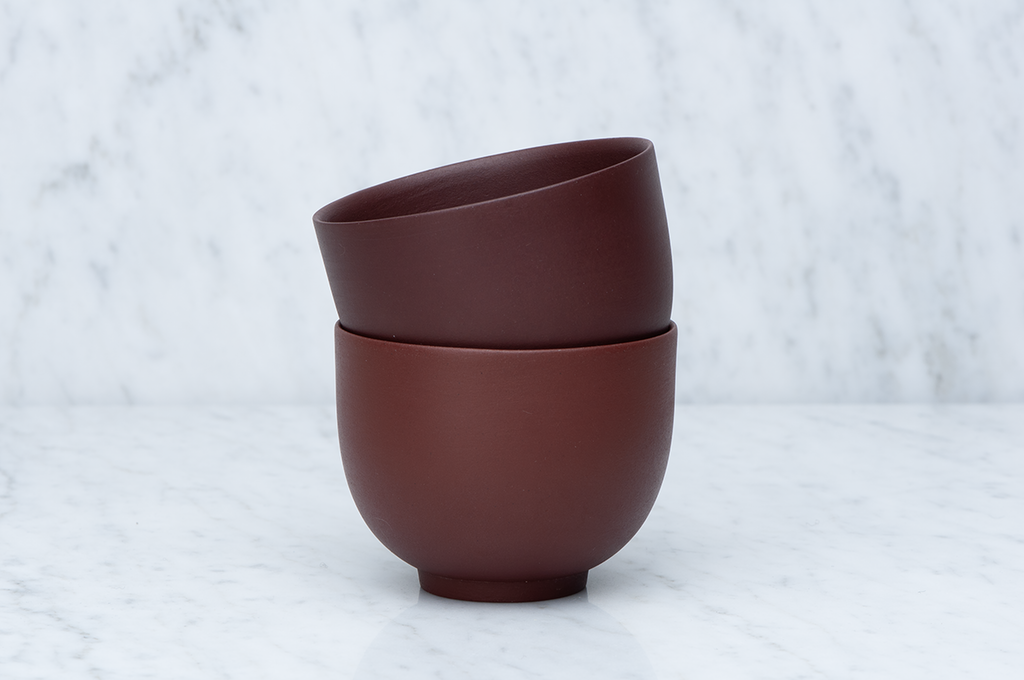 Bruna runda keramikkoppar 1,5 dl staplade i varandra