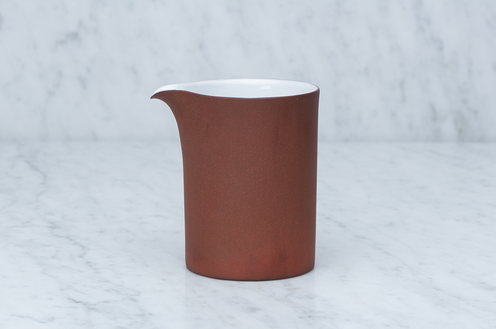 Brun och vit keramikkanna 2,5 dl från sidan