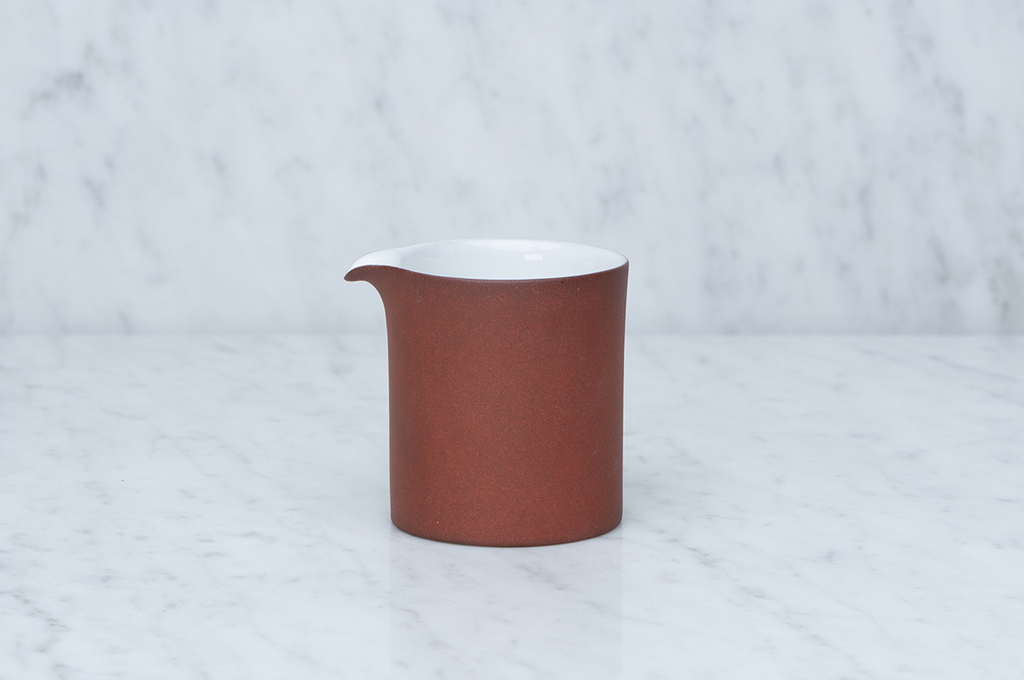 Brun och vit keramikkanna från sidan 0,7 dl