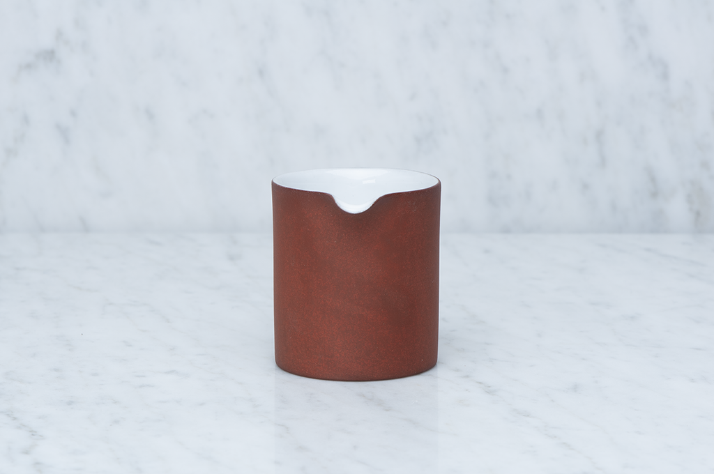 Brun och vit keramikkanna 0,7 dl framifrån