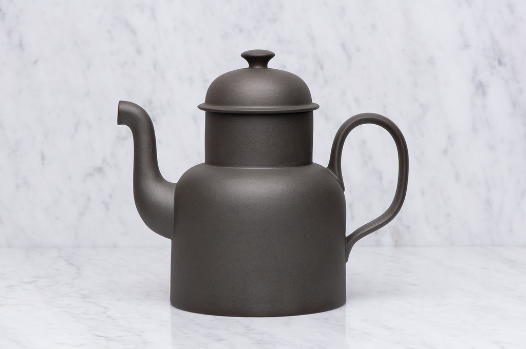 Tekanna mörkgrön 1,2 liter från sidan