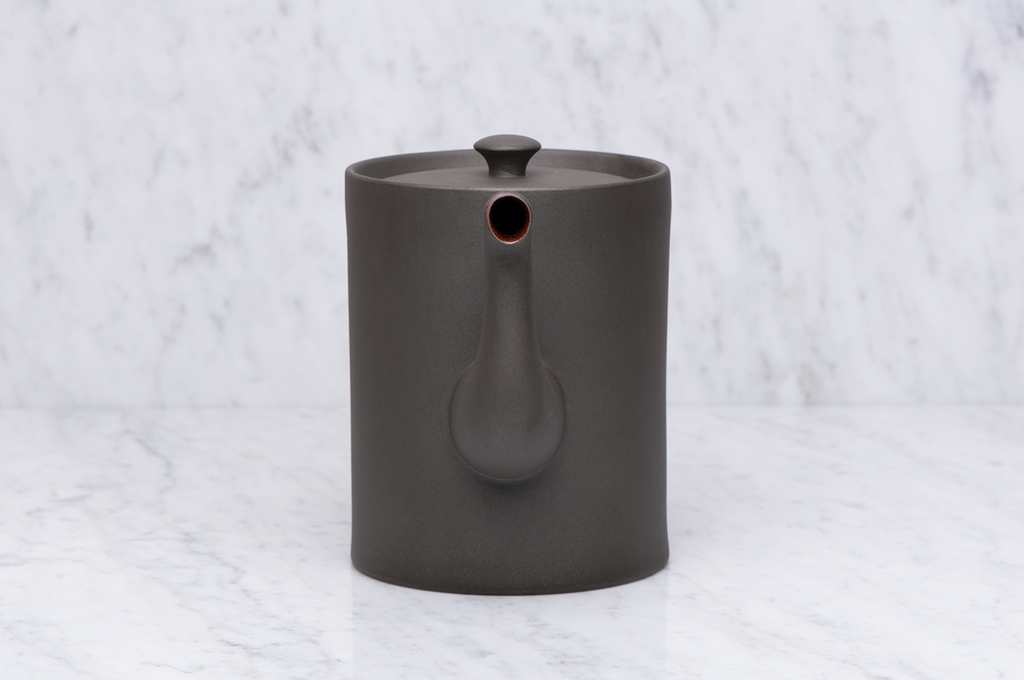 Tekanna mörkgrön 1,1 liter framifrån