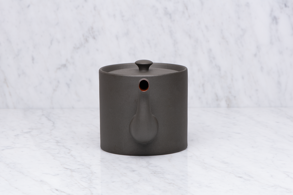 Tekanna mörkgrön 0,8 liter framifrån