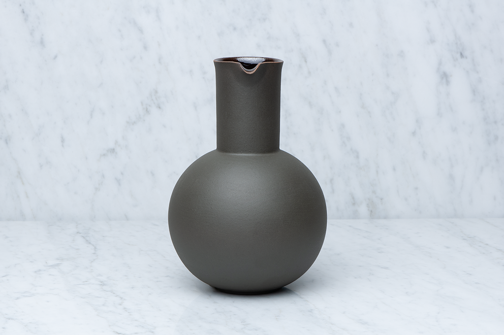 Klotformad mörkgrön keramikkaraff framifrån