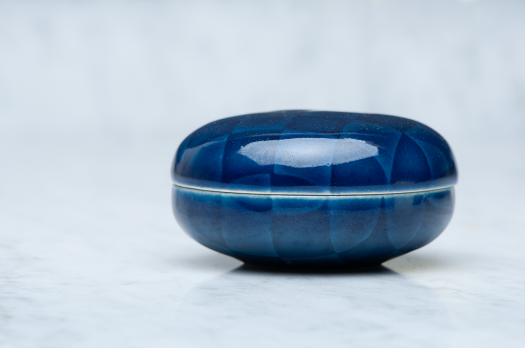 Mörkblårutig keramikask 