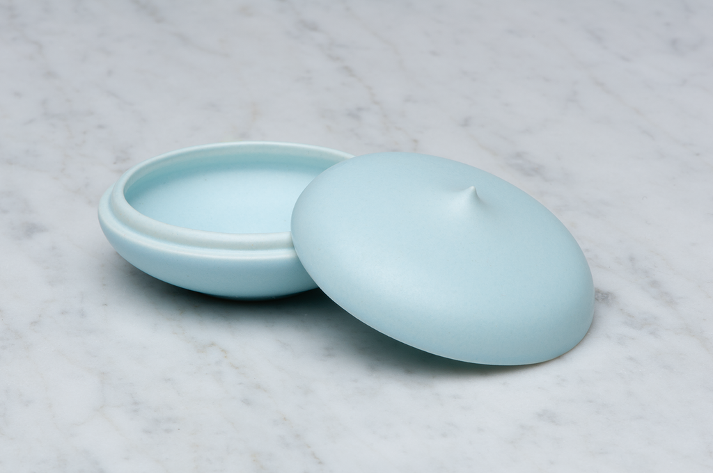 Toppig ljusblå matt keramikask med locket på sidan