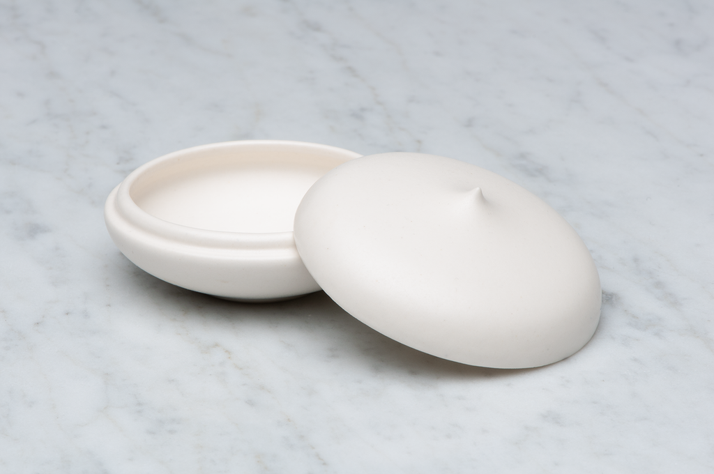 Toppig vit matt keramikask med locket på sidan