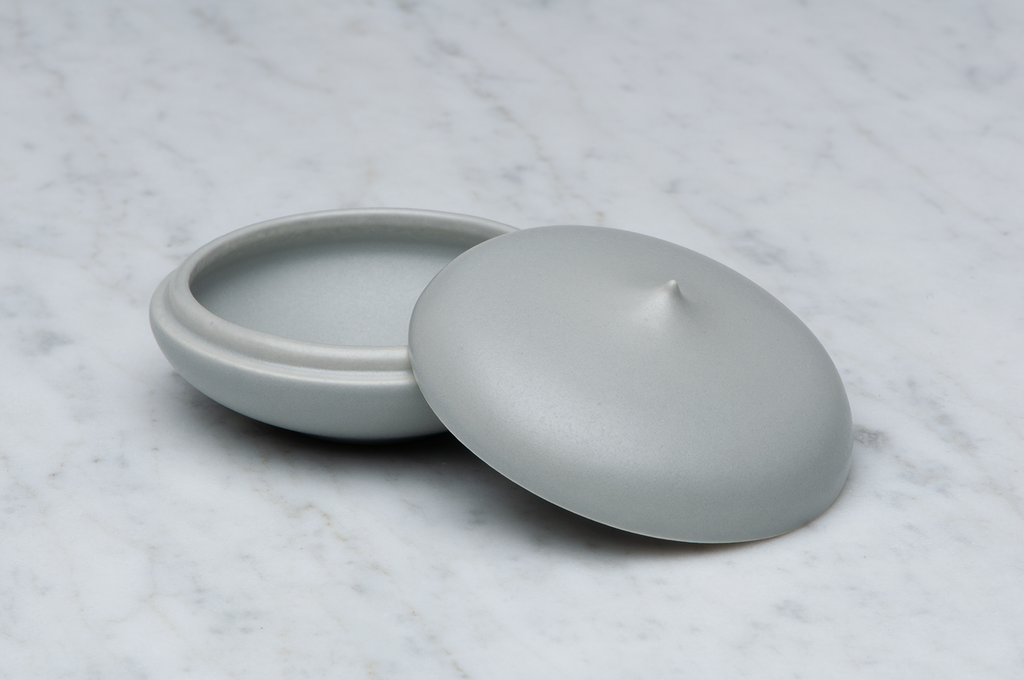 Toppig grå matt keramikask med locket på sidan