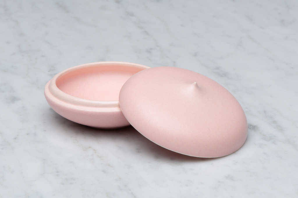 Toppig rosa matt keramikask med locket på sidan