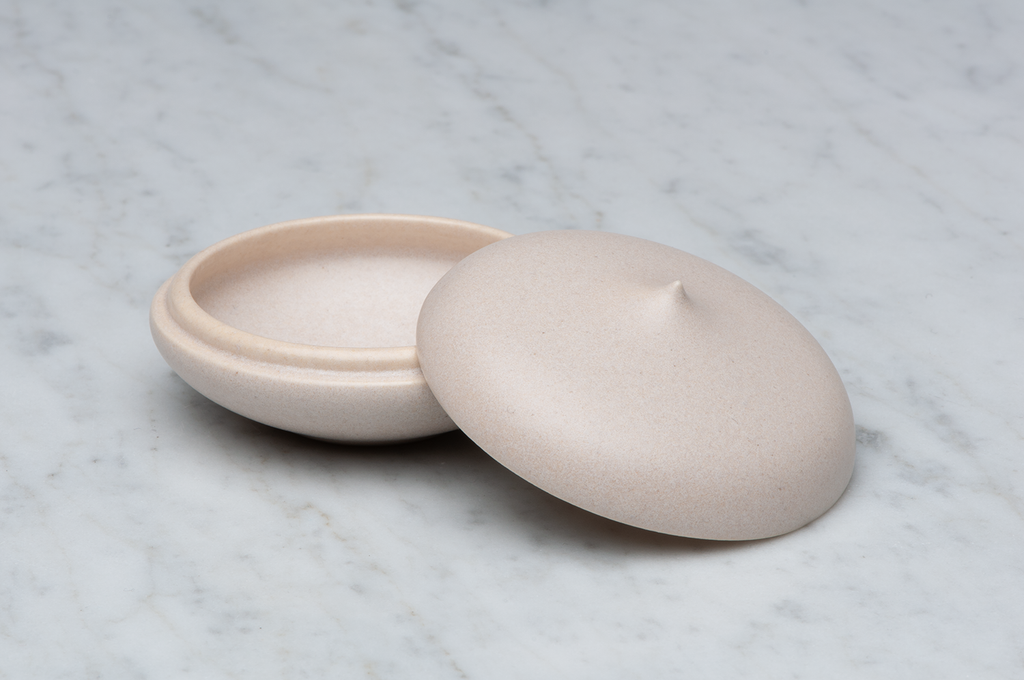 Toppig rutil beige matt keramikask med locket på sidan