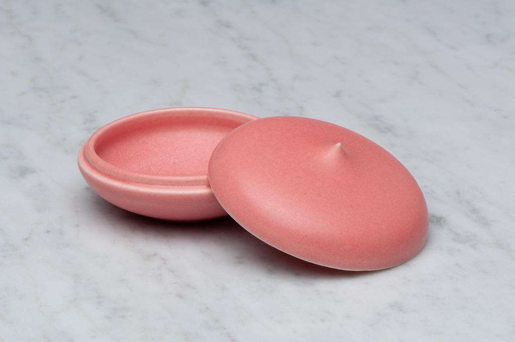 Toppig mörkrosa matt keramikask med locket på sidan