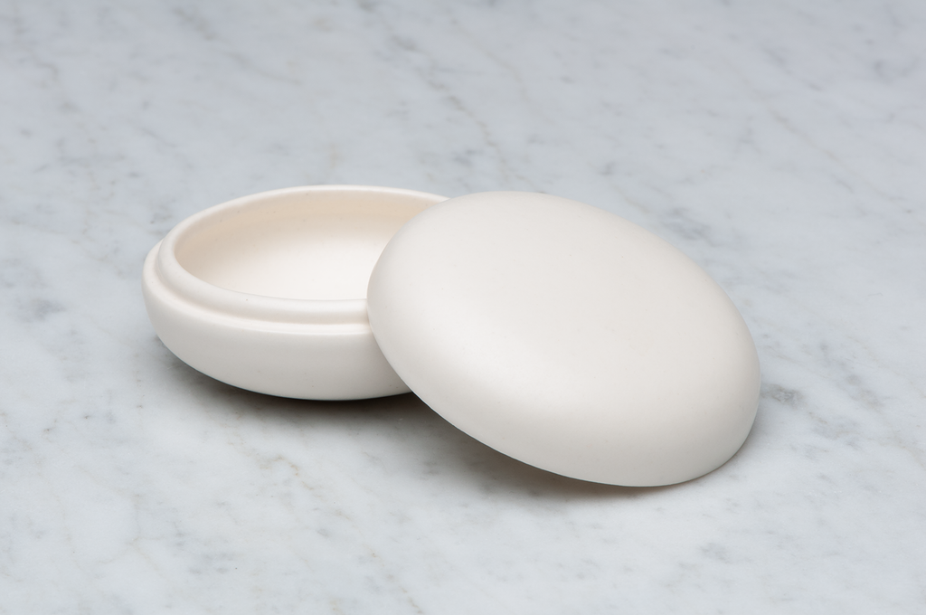 Slät vit matt keramikask med locket på sidan