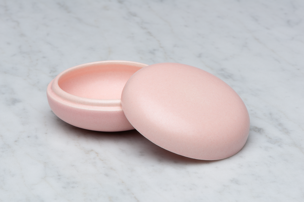 Slät rosa matt keramikask med locket på sidan