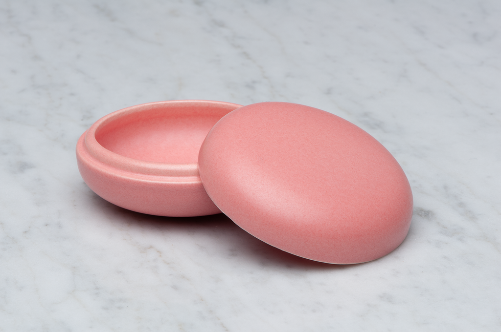 Slät mörkrosa matt keramikask med locket på sidan