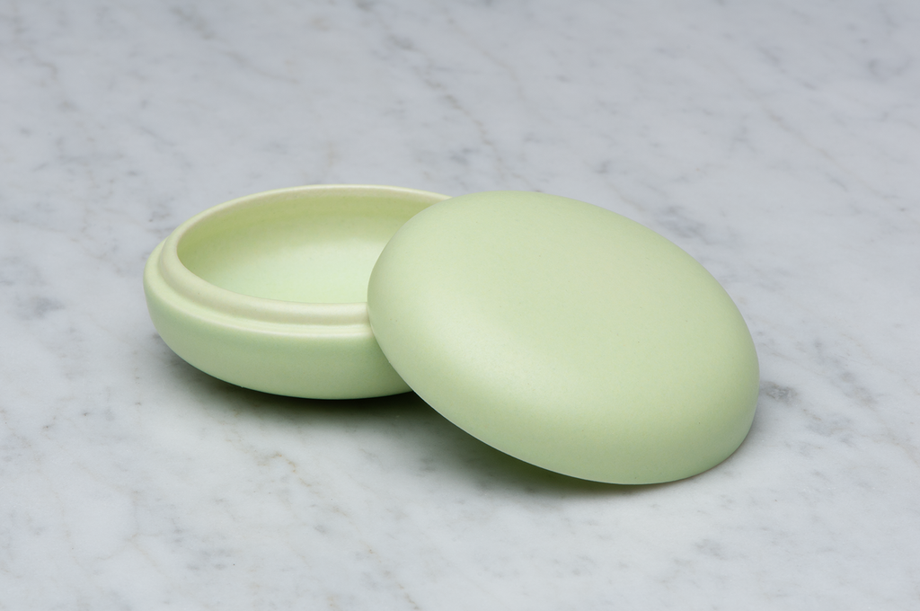 Slät ljusgrön matt keramikask med locket på sidan