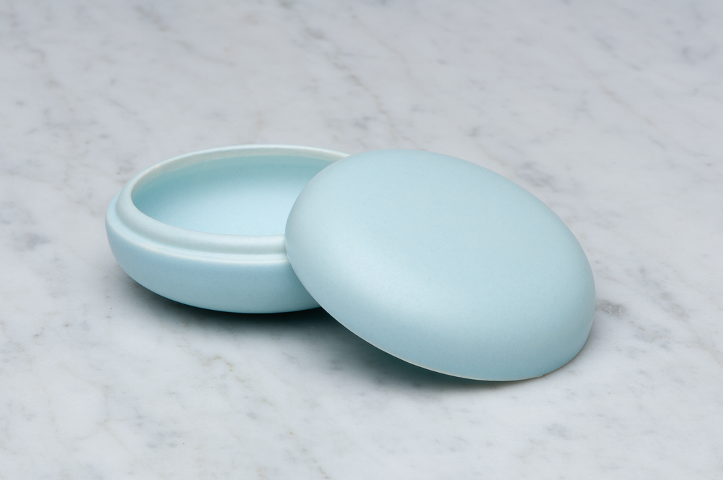 Slät ljusblå matt keramikask med locket på sidan