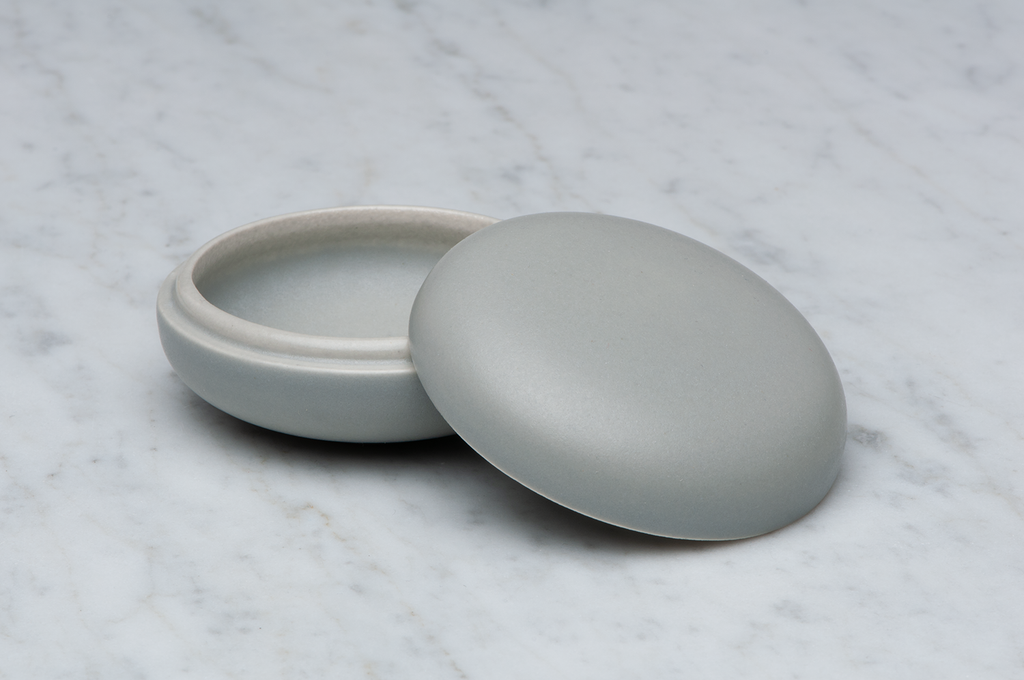 Slät grå matt keramikask med locket på sidan