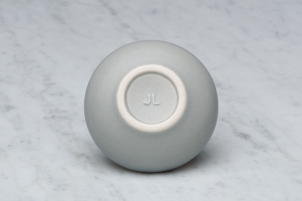 Slät grå matt keramikask underifrån