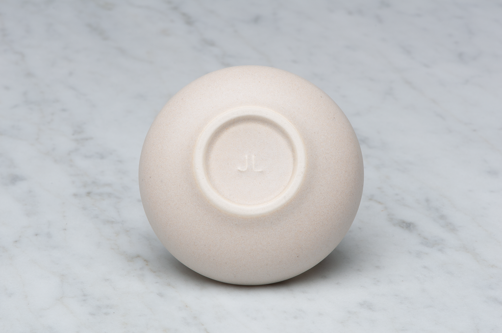 Slät rutil beige matt keramikask underifrån