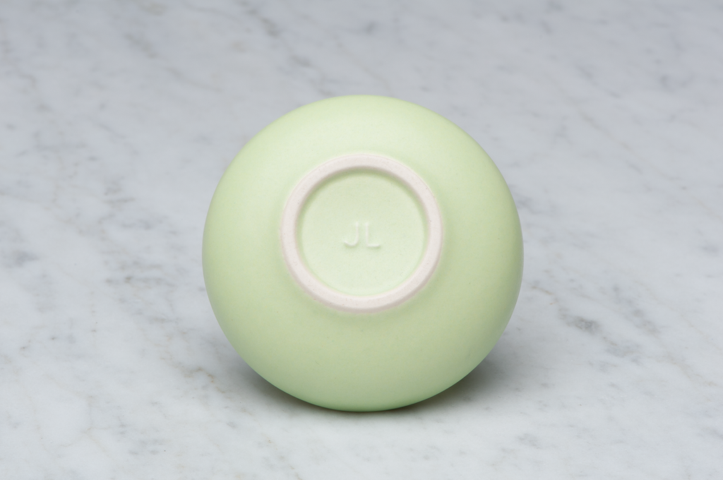 Slät ljusgrön matt keramikask underifrån