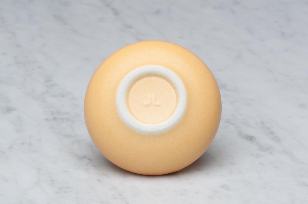 Slät orange matt keramikask underifrån