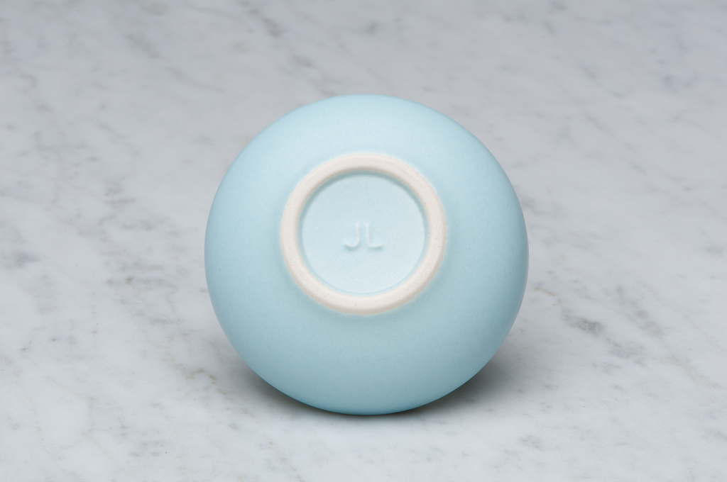 Slät ljusblå matt keramikask underifrån