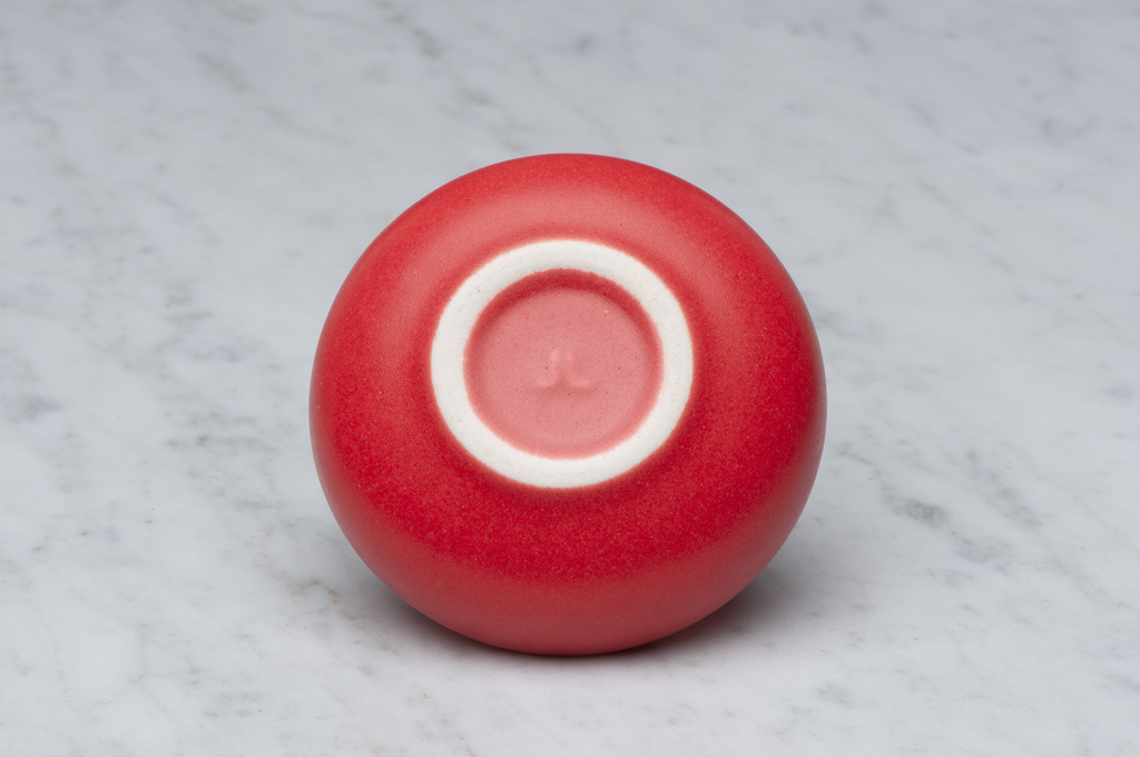 Slät röd matt keramikask underifrån