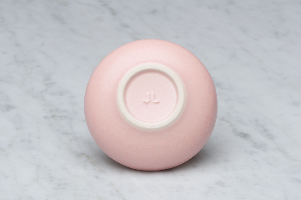 Slät rosa matt keramikask underifrån